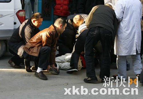 广州男子架刀劫妻回家 警察扮医生解救